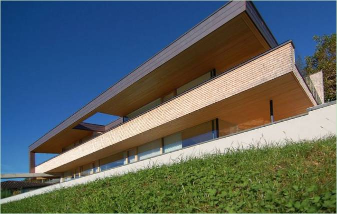 Un manoir luxueux dans les montagnes par k_m architektur