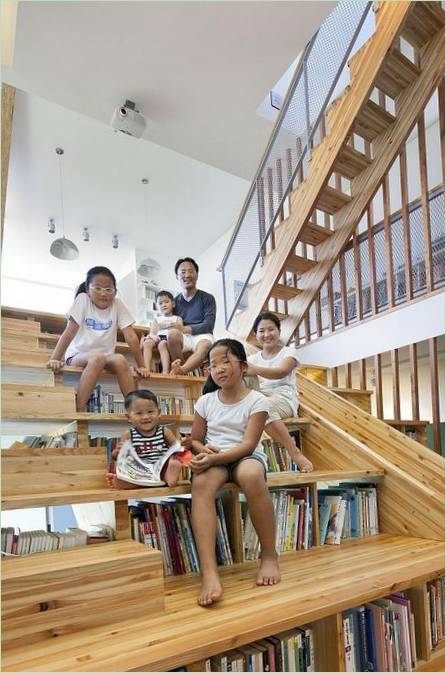 Un escalier en bois pour apprendre et jouer