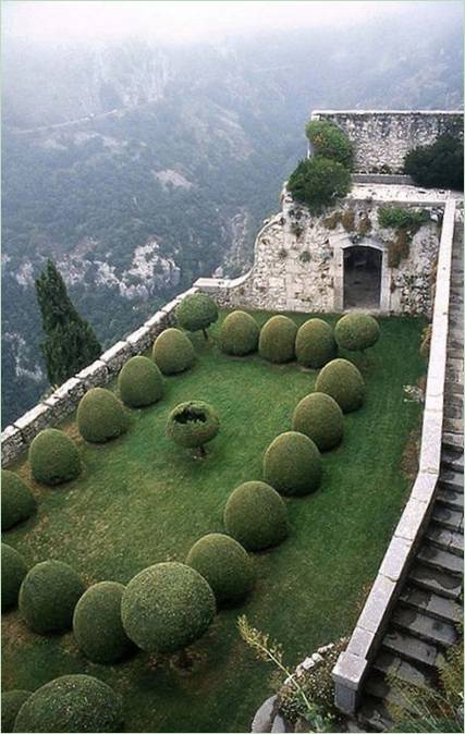 Jardinage sur le toit d'une maison privée