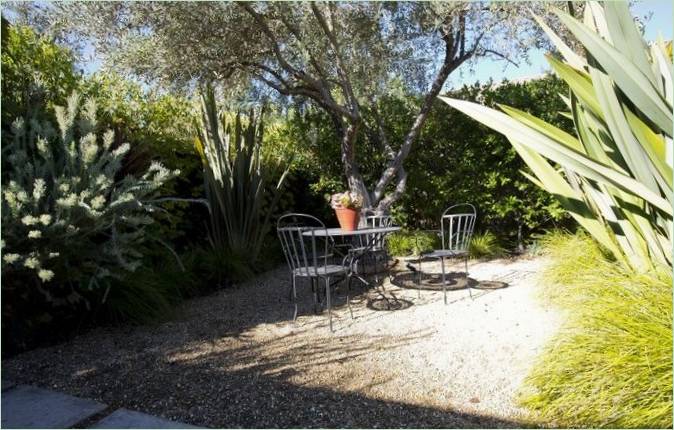 Un coin salon confortable dans le jardin d'une maison de style californien