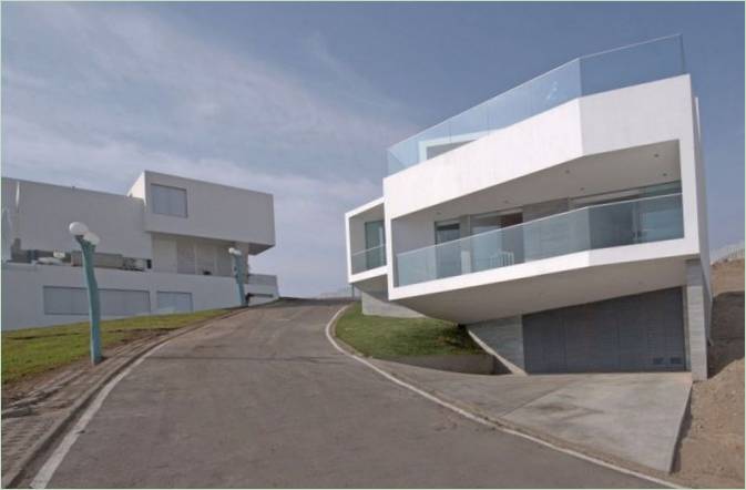Une maison volumineuse avec vue sur la mer