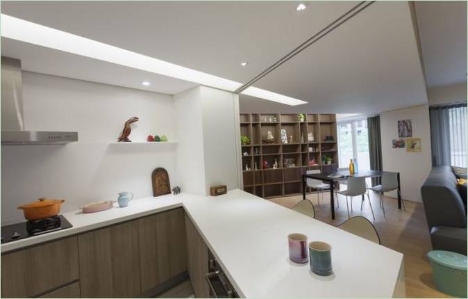 Une petite cuisine accueillante aux couleurs claires