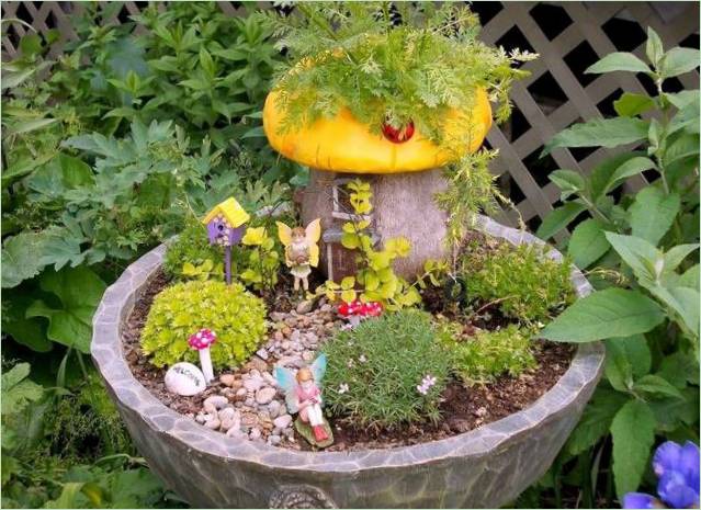 Le toit jaune du chalet dans le jardin miniature