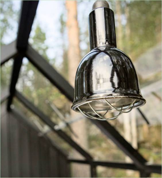 Lampe lustre à l'intérieur d'une maison de jardin en verre