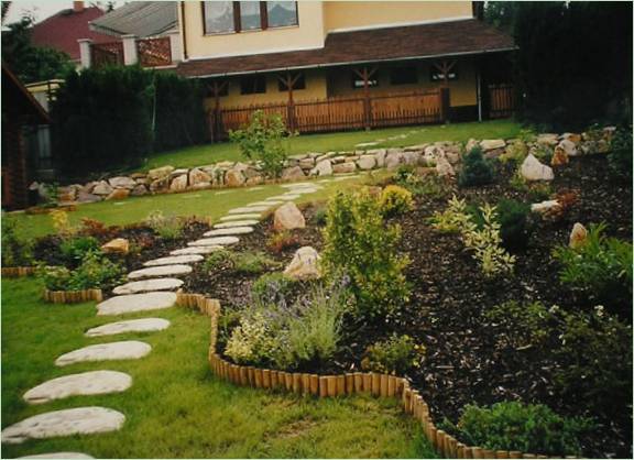 Grand chemin en pierre dans le jardin