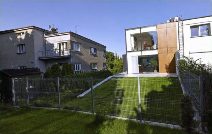 Aménagement paysager d'une maison perforée en Pologne