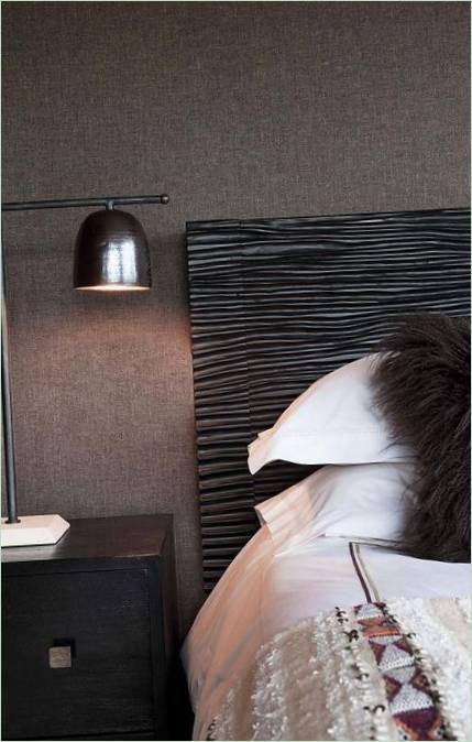 Aménagement de la chambre à coucher dans des tons sombres