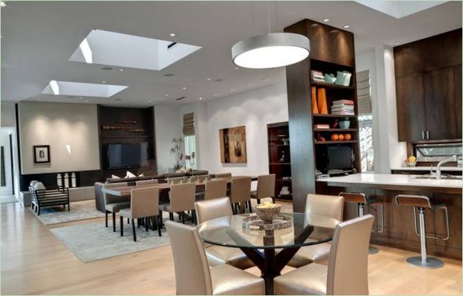 Intérieur d'une maison avec des puits de lumière