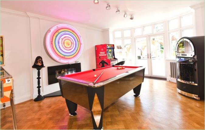 Une belle table de billard dans l'intérieur des White Friars en Grande-Bretagne