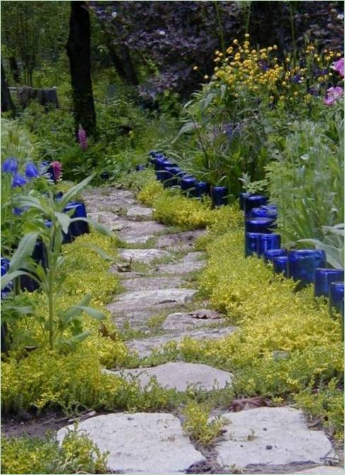 Un chemin fait de pierres brisées dans le jardin