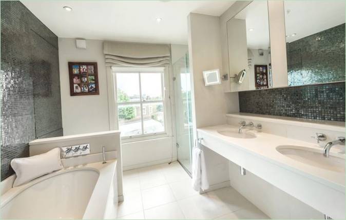 Conception d'une salle de bains moderne dans une maison à Londres