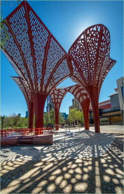 Conception d'un parc moderne. Les sculptures en métal sont l'idée maîtresse de tout le parc