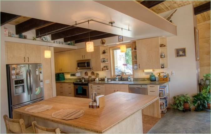 Design intérieur d'une cuisine avec coin repas