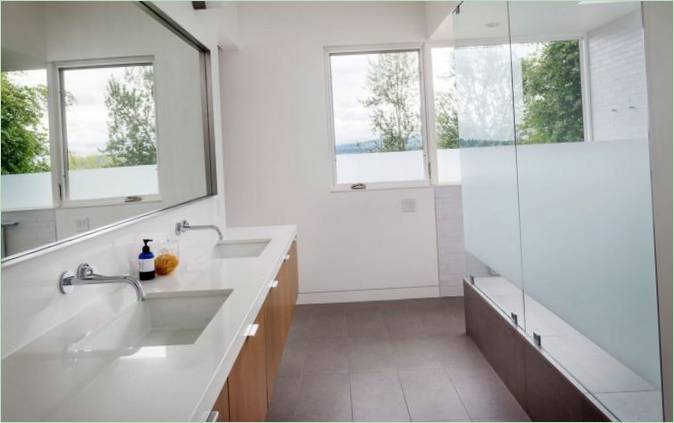 La salle de bain de la maison de campagne Madrona aux États-Unis