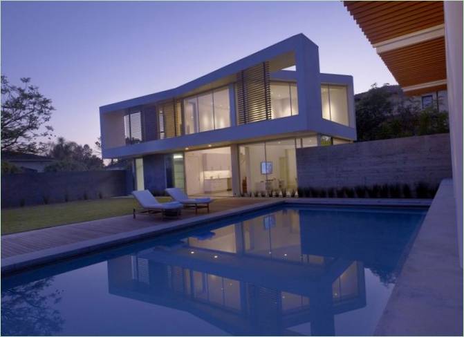 Vue de nuit de la terrasse de la villa