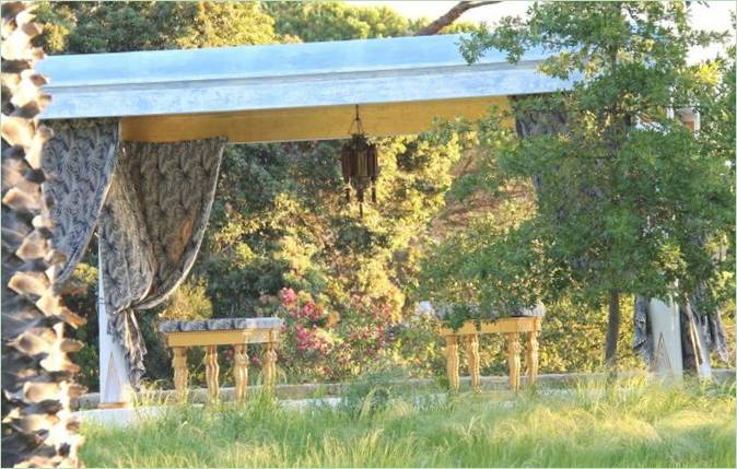Jardin exotique avec gazebo à Enigma Mansion