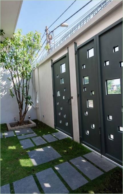 Porte d'une maison BQ-17 à Ho Chi Minh Ville