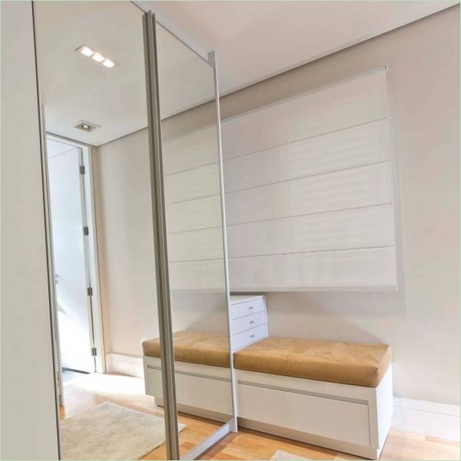Une armoire à miroirs dans la résidence familiale