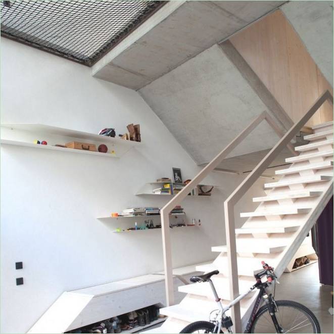 Escalier en bois menant au premier étage de la maison de ville B14