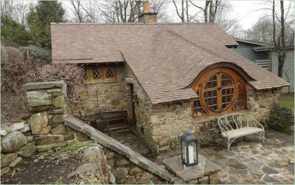 La façade antique d'une maison pour un hobbit