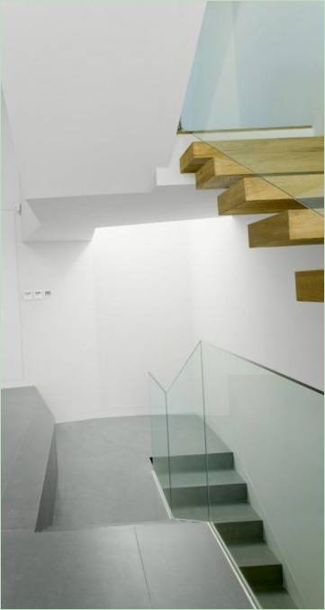 Intérieur de l'élégante résidence à deux étages House C de RTA Office, Barcelone