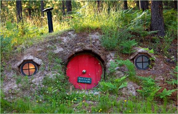 La porte d'entrée rouge d'une maison de hobbit