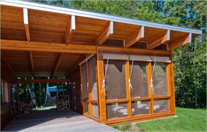 Poutres en bois sur le toit d'une maison au bord du lac
