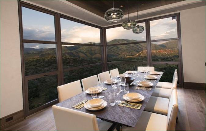 Salle à manger avec vue sur la montagne