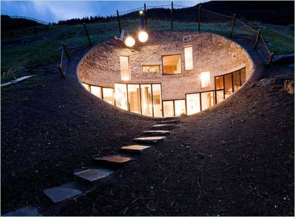Éclairage de l'entrée d'une maison de hobbit