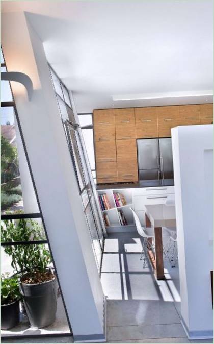 Intérieur de salle à manger dans des tons blancs