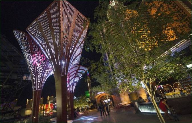 Conception moderne du parc : sculptures illuminées la nuit et le soir