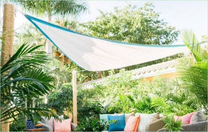 Salon de jardin sous un toit triangulaire