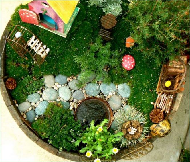 La pelouse verte dans un mini-jardin