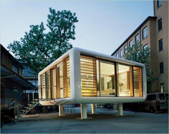 Une maison construite dans une rue de la ville