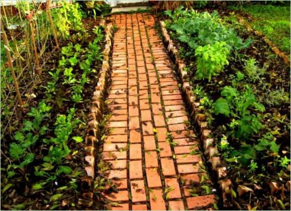 Chemin en briques sur le terrain du jardin