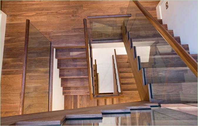 Un escalier en bois à l'intérieur de la villa View Road à Londres
