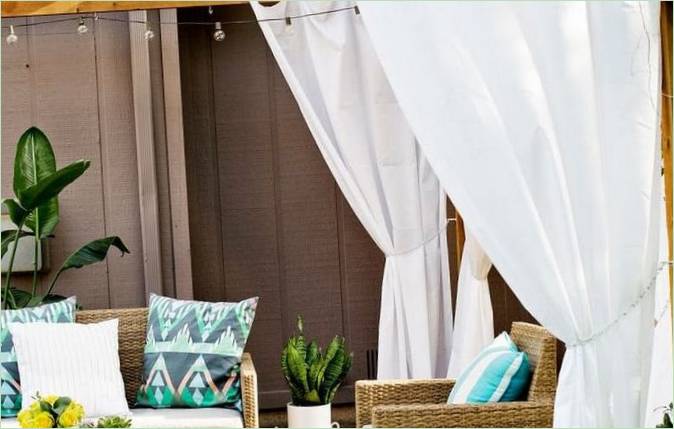 Un salon de jardin avec des rideaux blancs comme neige