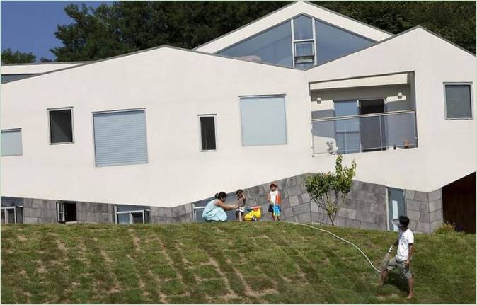 Une maison sur un terrain vallonné
