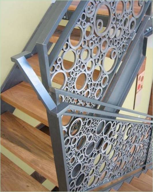 Élégante rampe d'escalier en anneaux d'acier
