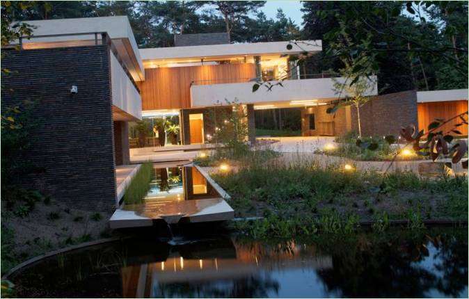 Étang artificiel dans la cour de la Maison des Dunes