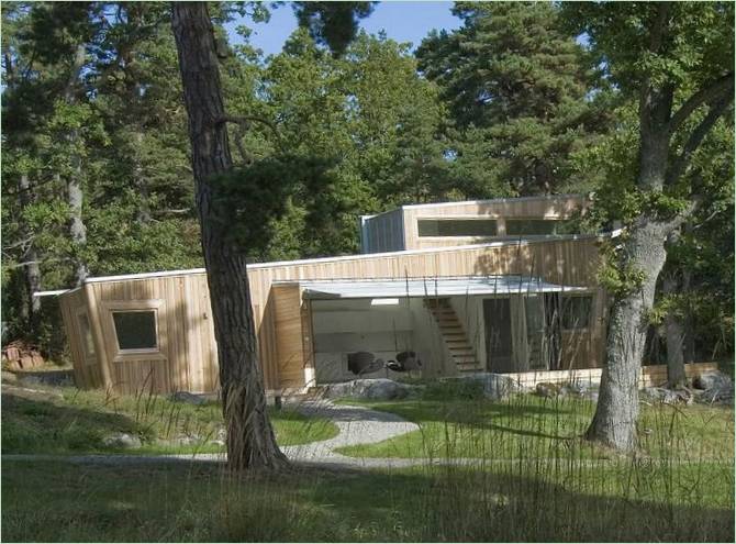 La façade en bois clair d'une maison écologique