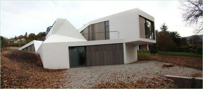 Private house - une colline par la photographe espagnole Lara Rios