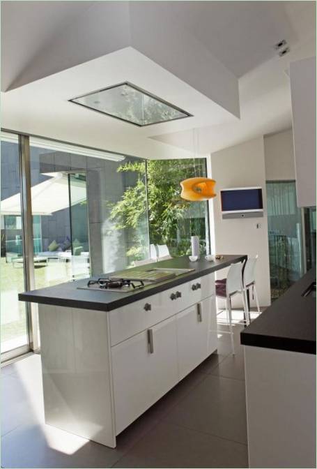 Intérieur de l'élégante résidence à deux étages "House C" de RTA Office, Barcelone