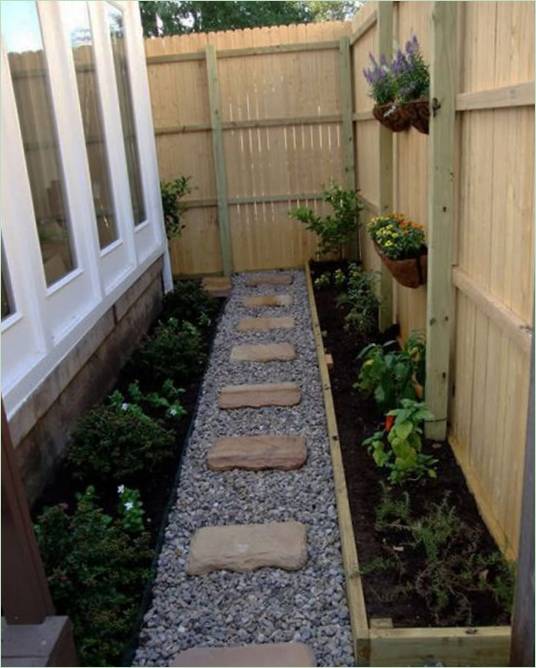 Un chemin sur des rochers dans le jardin