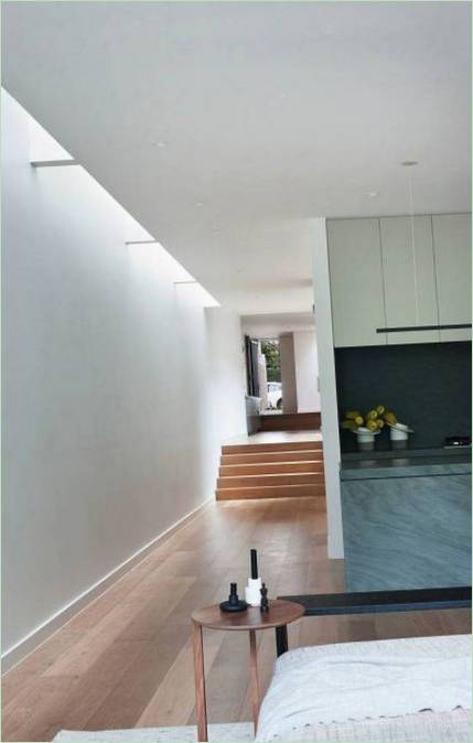 Intérieur d'une maison grise : lumière naturelle Intérieur de maison en niveaux de gris : lumière naturelle