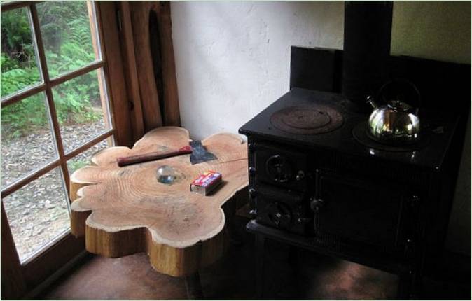 Table en bois près de la cuisinière