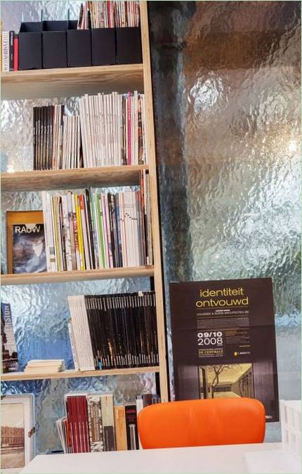 Une collection de livres sur les étagères
