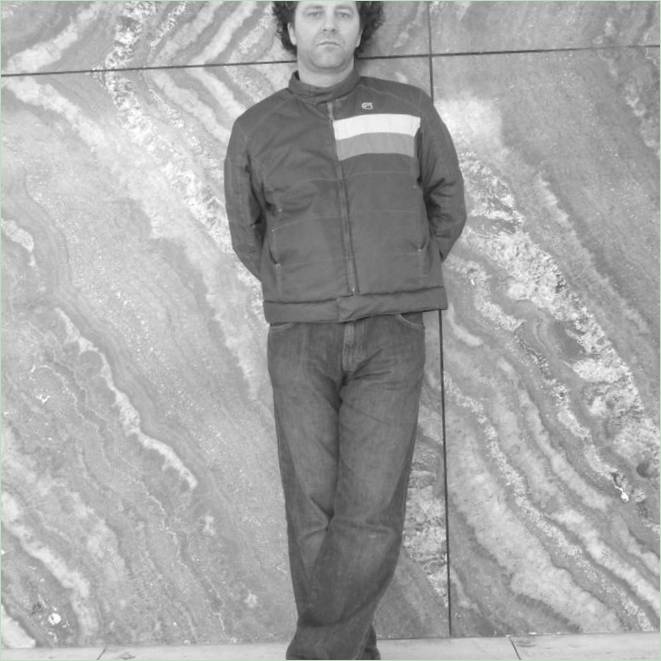 Homme contre le mur