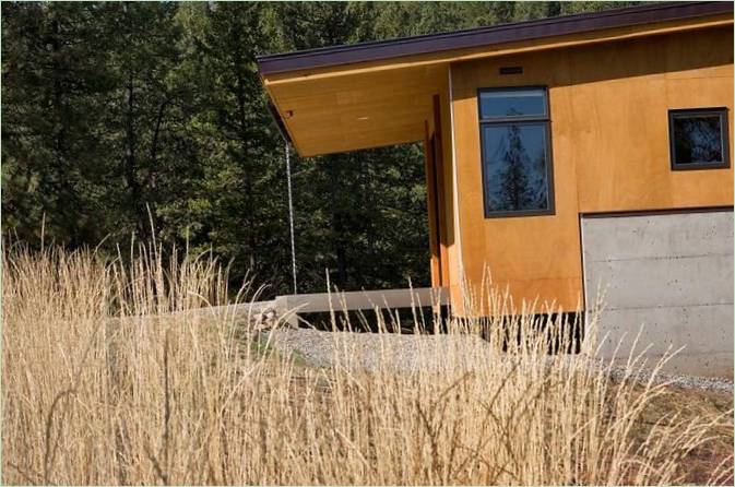 Cabane de la forêt de pins sur une colline