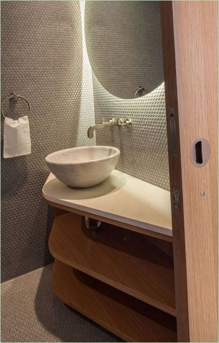 Le lavabo original de la salle de bains